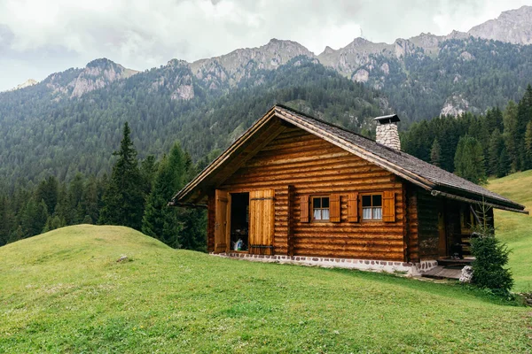 Casa Legno Nel Verde Bosco Tra Montagne Foto Stock