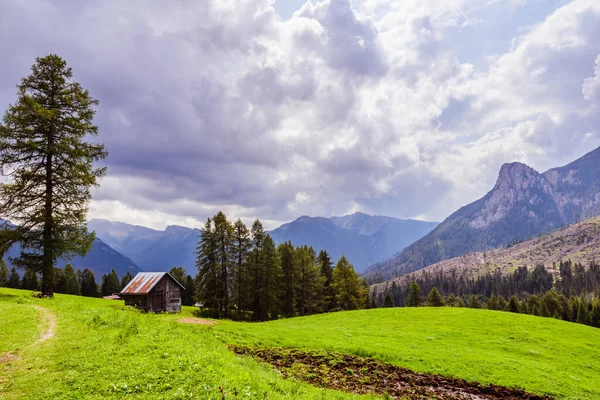 Zielona Dolina Dolomitach Ciężkimi Chmurami Tle — Zdjęcie stockowe
