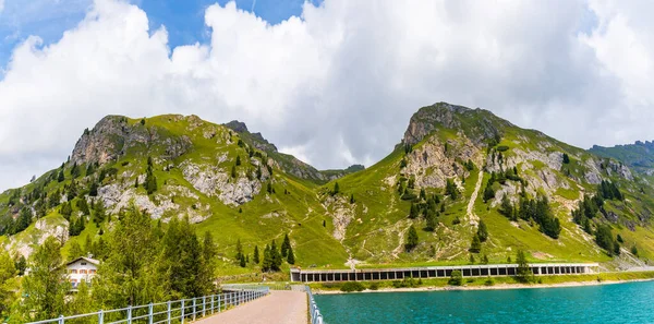 Зелена Трава Покрила Вершини Гір Доломітах Синє Холодне Гірське Озеро — стокове фото