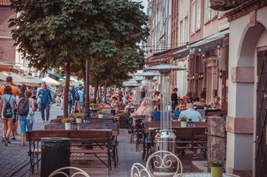 Gdansk, Polonya - 16 Ağustos 2018 - Sokaktaki restoran masaları ve insanların yiyip içtikleri