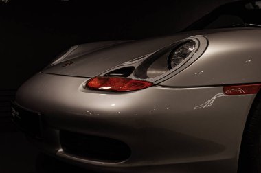 Stuttgart, Almanya - 27 Aralık 2018 - Porsche Boxter 'ın karanlık arka planlı baş ışığı