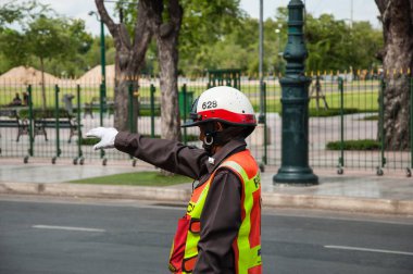 Bangkok, Tayland - 27 Haziran 2015: Trafik polisi çalışıyor, geçişi düzenlemeye çalışıyor