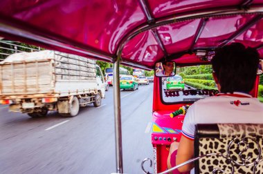 Bangkok 'taki Tuktuk adlı taksiden görüntü.