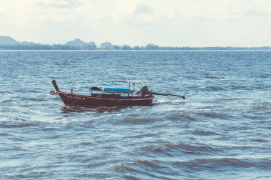 Phi Phi, Tayland - 4 Temmuz 2015: Okyanusta yalnız Tayland teknesi