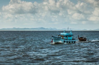 Phi Phi, Tayland - 4 Temmuz 2015: Okyanusta iki balıkçı teknesi