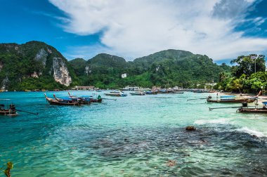 Phi Phi, Tayland - 4 Temmuz 2015 Tayland 'da Phi Phi adası yakınlarındaki büyük geleneksel Tayland tekneleri