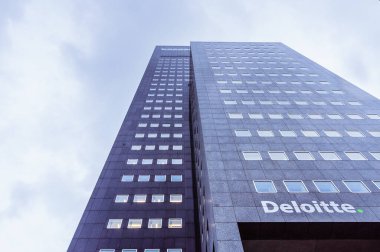 Leeuwarden, Hollanda - 11 Eylül 2017 - Deloitte ofisi şehrin eski kesiminde