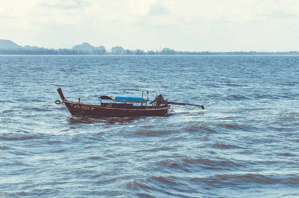 Phi Phi Tailândia Julho 2015 Barco Tailandês Solitário Oceano — Fotografia de Stock