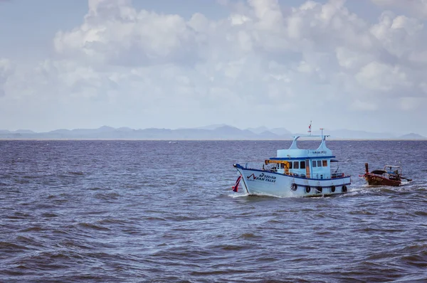 Phi Phi Tailândia Julho 2015 Dois Barcos Pesca Oceano — Fotografia de Stock