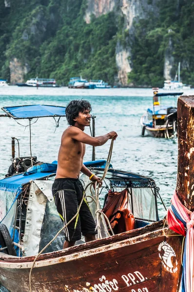 Phi Phi Tailândia Julho 2015 Homem Tailandês Barco Madeira — Fotografia de Stock