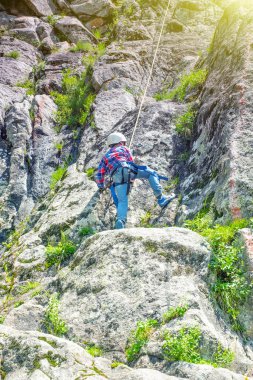 Dağlarda genç bir çocuğa tırmanmanın ilk deneyimi.
