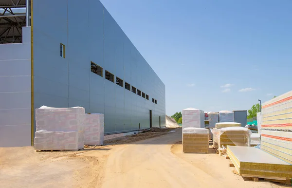 En construcción hangar azul. La vista desde el exterior . — Foto de Stock