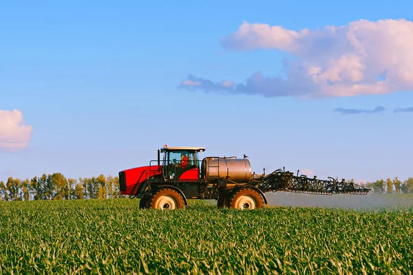 Rasensprüher Auf Dem Feld — Stockfoto