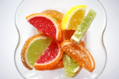 Tatlılar çok renkli marmelat dilimler halinde bir daire üzerinde şeker