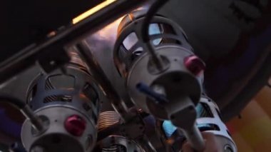 Bir yazıcı, balon şişirme süre mavi-sarı sıcak alev, Close-Up. Metal bir ışık tutan teknisyen.