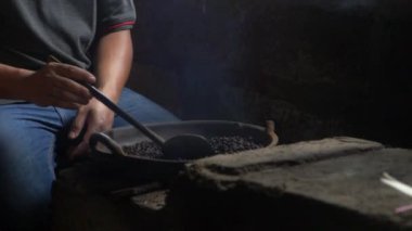 Üzerinde yağmur damlaları, su üzerinde daireler bırakarak damla sac close-up. Binanın çatı / döken. Açık havada bir palmiye ağacı bir tencerede merkezidir.