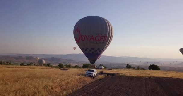 Kapadokia Turcja Lipca 2018 Zbliżenie Balon Lądowania Ziemi Kilka Osób — Wideo stockowe