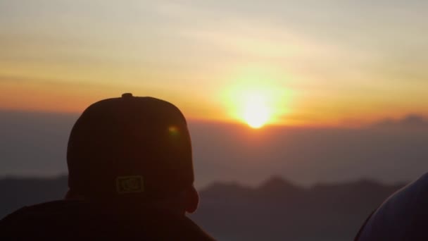 Close Dari Kepala Tiga Orang Pria Bertopi Wanita Kopyushonah Rambut — Stok Video