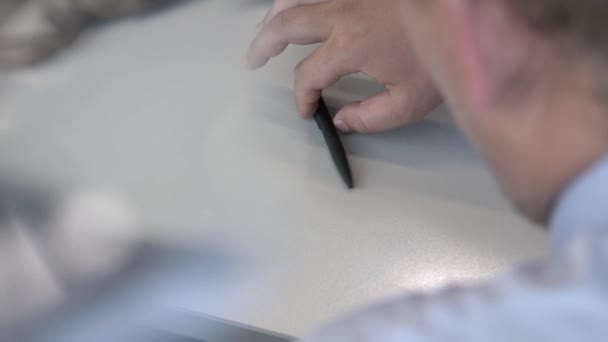 Zbliżenie Czarne Pokrętło Ręka Osoby Która Zestaw Długopis Ruchu Stół — Wideo stockowe