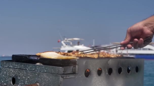 Hombre Fríe Carne Cerca Del Océano Tuerce Parrilla Fuego Arde — Vídeos de Stock
