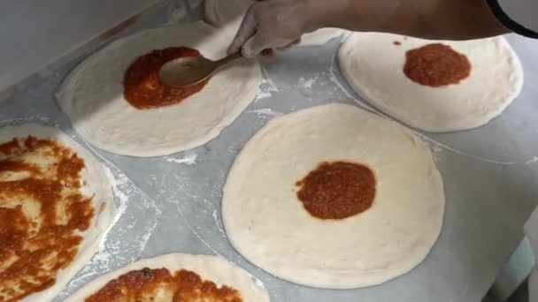 Cozinheiro Mesa Movimentos Circulares Esfrega Pasta Tomate Redor Pizza Nas — Vídeo de Stock