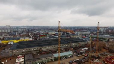 Rusya, Novosibirsk - Ekim 2018: Gündüz panoramik şehir merkezinde ki orada bir şantiye ve sarı inşaat vinç görülmektedir. Yolda kamyon sürmek.