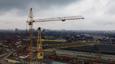 Novosibirsk, Rusya - 2 Ekim 2018: Close-up iki sarı İnşaat vinçleri şehrin arka plan üzerinde. Gün Panorama. Çoğunlukla bulutlu.