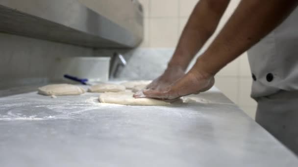 Homem Caucasiano Uma Cozinha Brilhante Rola Massa Levanta Coloca Sua — Vídeo de Stock