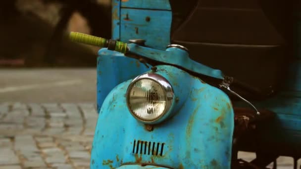 Detail Volantu Staré Modrá Rezavý Motocykl Který Stojí Silnici Auta — Stock video