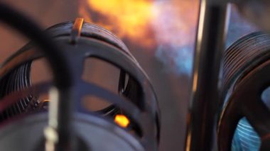 Sarı / Mavi yanıp sönen yangın aşağıdan yukarıya ile metal bir yazıcı close-up. Panoramik çekim.