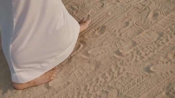 Caucasian Man White Long Clothes Heels Walking Sand Small Steps — Stock Video