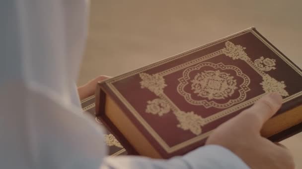 Montón Libros Manos Hombre Caucásico Vestido Blanco Los Libros Tienen — Vídeos de Stock