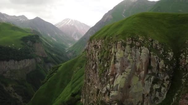 Luftaufnahmen Von Bergen Steinberge Irgendwo Mit Viel Grün Und Bäumen — Stockvideo