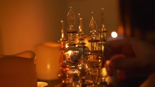 Δωμάτιο Στο Τραπέζι Είναι Κεριά Και Καμπύλες Γυάλινες Φυσαλίδες Ένα — Αρχείο Βίντεο