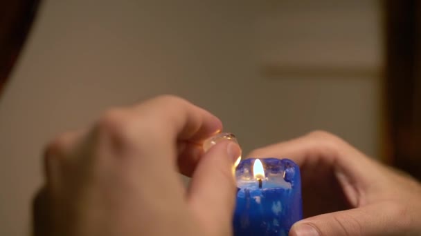 Людина Кімнаті Тримає Блакитну Запалену Свічку Одній Руці Час Інші — стокове відео