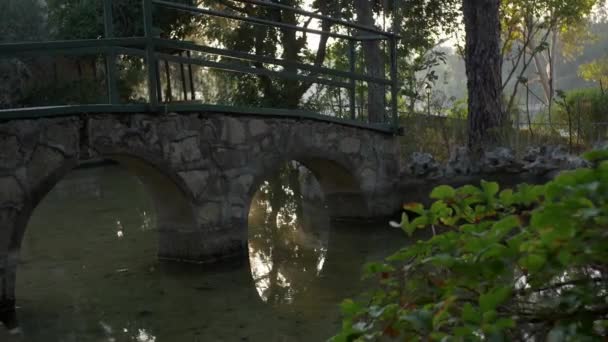 Paisaje Puente Piedra Con Barandillas Metálicas Frente Edificio Residencial Otro — Vídeos de Stock