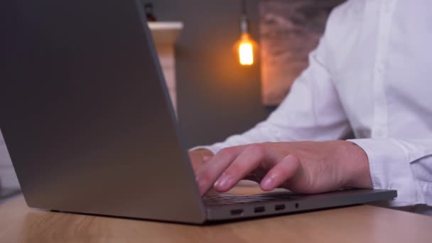 Homem Camisa Branca Trabalha Laptop Metálico Cinza Enquanto Senta Uma — Vídeo de Stock