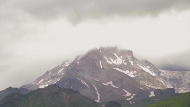 Timelapse Video Van Hoge Berg Aan Onderkant Van Het Bomen — Stockvideo