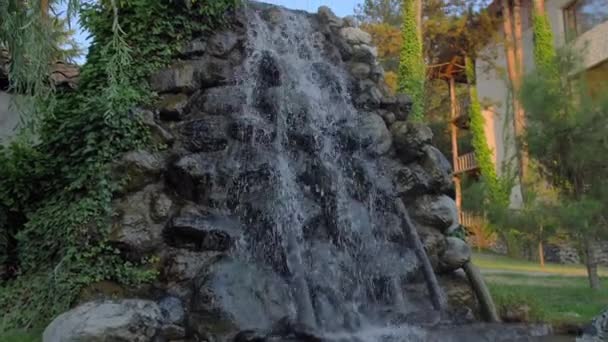 Ein Niedriger Felsiger Wasserfall Hof Des Hauses Durch Den Wasser — Stockvideo