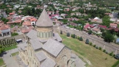 Mtskheta, Gürcistan - 17 Haziran 2018: Ünlü Svetitskhoveli Ortodoks Katedrali'nin yüksekliğinden tarihi Mtskheta şehrinin manzarası. Güneşli bir gün.