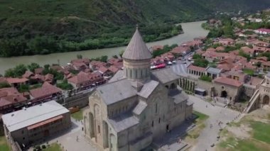 Mtskheta, Gürcistan - 17 Haziran 2018:Ünlü Svetitskhoveli Ortodoks Katedrali ve tarihi Mtskheta şehrinin en iyi manzarası. Dağların ve Nehir Aragvi.İnsanlar fon karşı etrafında