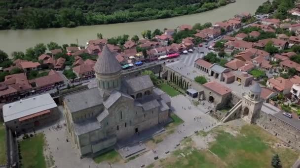 Mtskheta Georgia Junio 2018 Vista Superior Famosa Catedral Ortodoxa Svetitskhoveli — Vídeo de stock