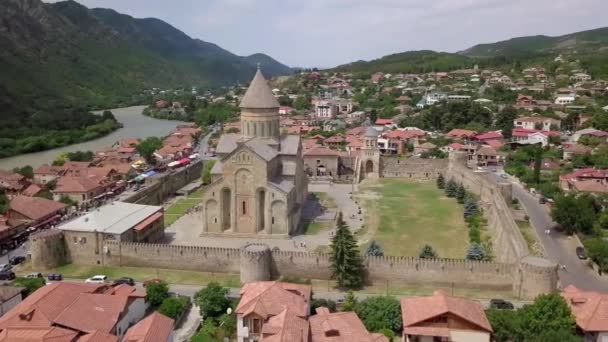 Mtskheta Geórgia Junho 2018 Vista Lateral Famosa Catedral Ortodoxa Svetitskhoveli — Vídeo de Stock