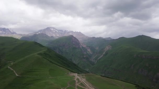 Vista Superior Alta Cresta Las Montañas Cerca Las Montañas Son — Vídeos de Stock