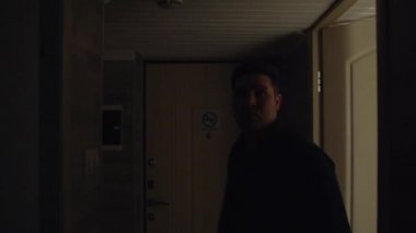 Genç bir Kafkas odadan çıkar ve korkmuş bir yüz ile dairenin koridor boyunca yürür, etrafa bakarak ve bir şeyler söyleyerek. Işık sustup yanıp sönüyor. Arayış kavramı.