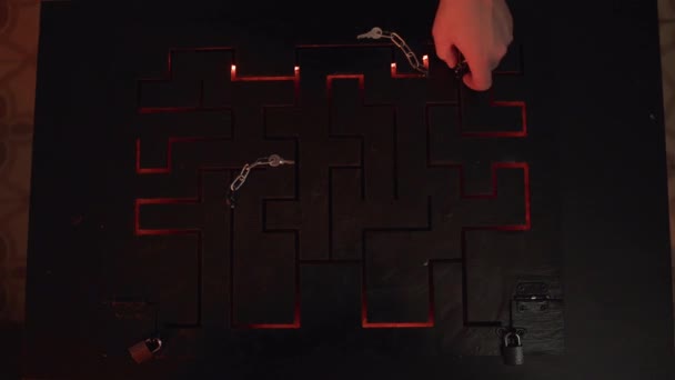 黑板的顶视图 带有雕刻迷宫 锁和几个金属 小钥匙插入链中 一个人将其中一个钥匙移到出口 追求的概念 — 图库视频影像
