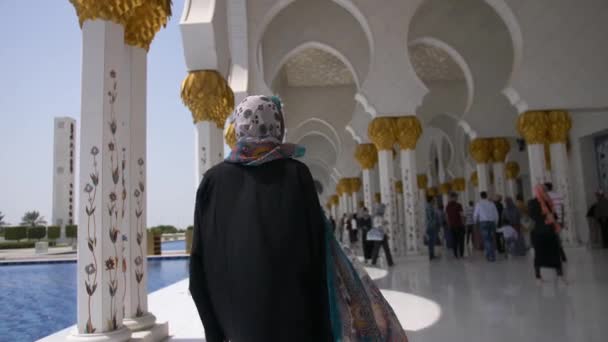 Emirati Arabi Uniti Abu Dhabi Settembre 2018 Una Donna Abiti — Video Stock