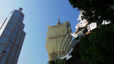 Çin, Makao - Mayıs 2019. Gökyüzüne çıkmak isteyen otellerin çok renkli gökdelenlerinin güzel manzarası. Tatil kumarhaneleri. Sıcak yaz günü.