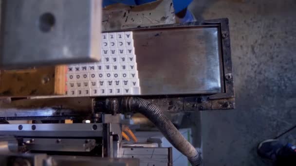 Praca Maszyny Fabryce Kobieta Porusza Wykończone Małe Białe Części Plastikowe — Wideo stockowe