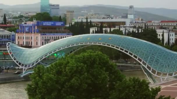 Tbilissi Géorgie Juillet 2018 Pont Piétonnier Verre Paix Travers Rivière — Video